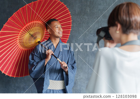 攝影師拍攝身著浴衣的外國遊客 128103098