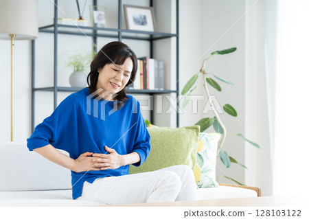 Middle-aged woman with abdominal pain Middle-aged woman with abdominal pain 128103122