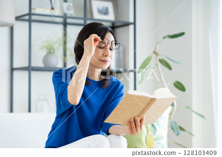 有遠見的中年家庭主婦 有遠見的中年家庭主婦 128103409