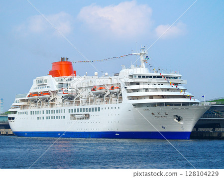 富士丸號(舊稱「富士丸」)停靠在橫濱大棧橋碼頭(2006 年 8 月) 富士丸號(舊稱「富士丸」)停靠在橫濱大棧橋碼頭(2006 年 8 月) 128104229