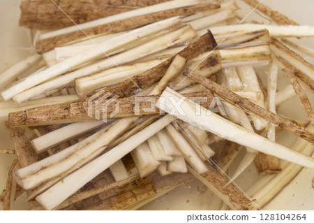 廚房製作金平牛蒡的步驟：將切好的牛蒡浸泡在水中去除苦味 128104264