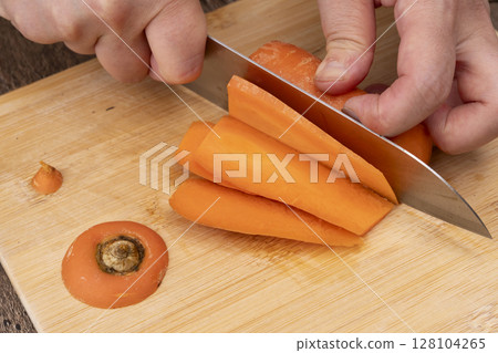在廚房製作金平牛角的步驟：切胡蘿蔔 128104265