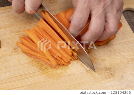 在廚房製作金平牛角的步驟:將胡蘿蔔切絲 在廚房製作金平牛角的步驟:將胡蘿蔔切絲 128104266