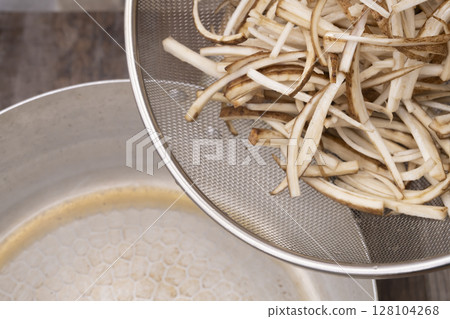Steps to make Kinpira Gobo in the kitchen Steps to make Kinpira Gobo in the kitchen 128104268