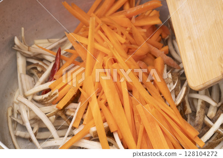 在廚房製作金皮拉牛蒡的步驟 128104272