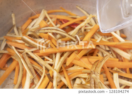 在廚房製作金皮拉牛蒡的步驟 在廚房製作金皮拉牛蒡的步驟 128104274