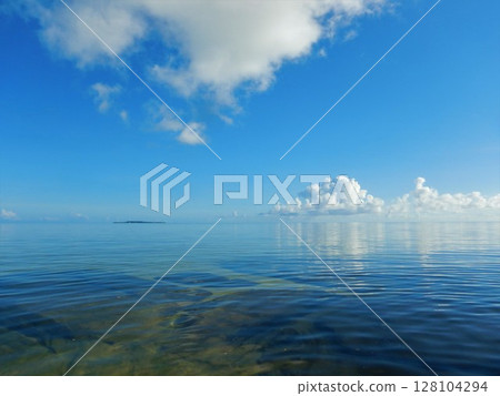 天空與海洋之間 128104294