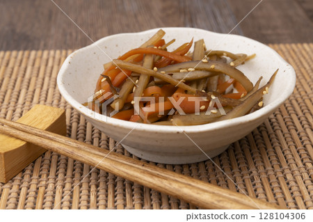 Kinpira burdock served in a small bowl 128104306