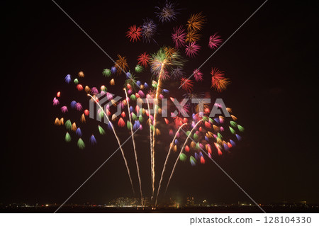 Large flowers that color the night sky <Lake Hamana Bentenjima> Large flowers that color the night sky <Lake Hamana Bentenjima> 128104330
