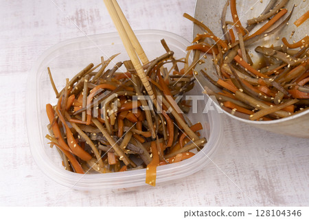 將準備好的金平牛蒡轉移到儲存容器中。 128104346