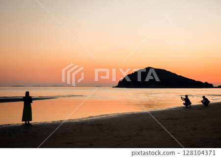 日落後的父母之濱的剪影(香川縣) 日落後的父母之濱的剪影(香川縣) 128104371