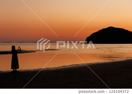 Silhouette of Chichibugahama Beach just after sunset (Kagawa Prefecture) Silhouette of Chichibugahama Beach just after sunset (Kagawa Prefecture) 128104372