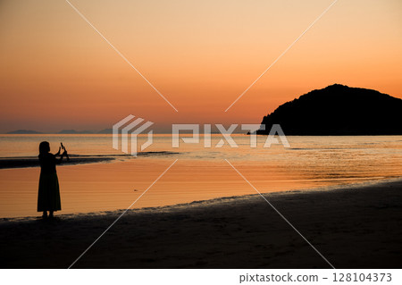 日落後的父母之濱的剪影（香川縣） 128104373
