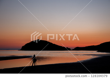 Chichibugahama Beach just after sunset (Kagawa Prefecture) 128104379