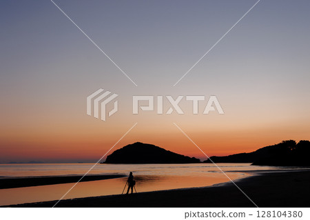 Chichibugahama Beach just after sunset (Kagawa Prefecture) 128104380