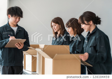 運輸、物流、快遞、配送、送貨或送貨公司的工作人員將包裹裝入紙箱 128104459