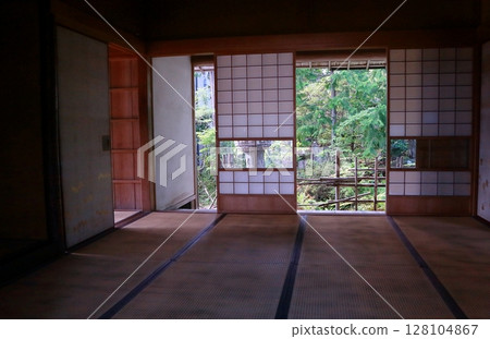 Snow-viewing Shoji Screens in the New Residence Attached to the Former Nara Family 128104867