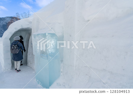 Tourists entering the ice bar at Lake Shikaribetsu Kotan in Shikaoi Town, Hokkaido Tourists entering the ice bar at Lake Shikaribetsu Kotan in Shikaoi Town, Hokkaido 128104913