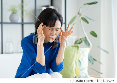 Middle-aged woman with headache Middle-aged woman with headache 128104926