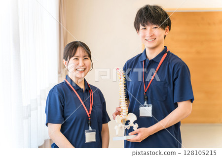 在護理機構和日間服務機構工作的護理經理和職業治療師 在護理機構和日間服務機構工作的護理經理和職業治療師 128105215