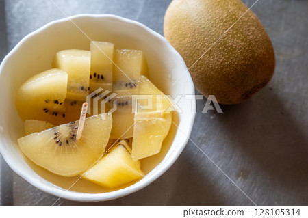 4 cut kiwi fruits (gold kiwi) 128105314