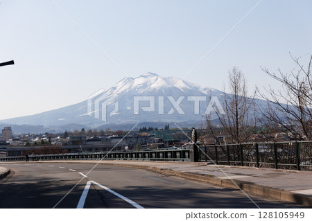 Mt. Iwaki in spring with residual snow (Aomori Prefecture) 128105949