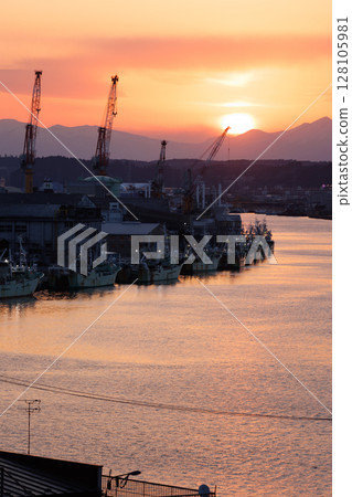 從 Gret Tower Minato(青森縣八戶市)看到的日落 從 Gret Tower Minato(青森縣八戶市)看到的日落 128105981