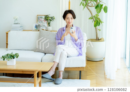 中年婦女在房間使用智慧型手機 128106082
