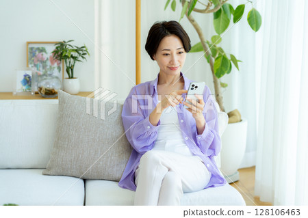 中年婦女在房間使用智慧型手機 128106463
