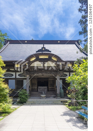 [Vertical photo] Main hall of Zuihoji Temple in Sendai, Miyagi Prefecture 128106497
