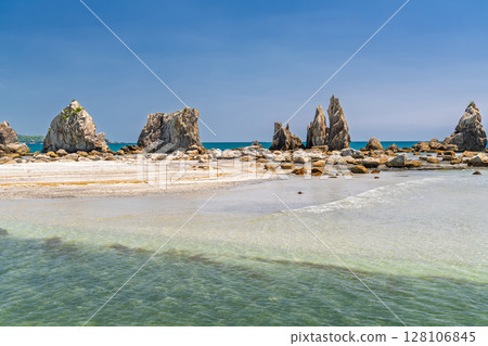 《Wakayama Prefecture》 Hashiguiiwa Rocks / Nanki scenic spots 128106845