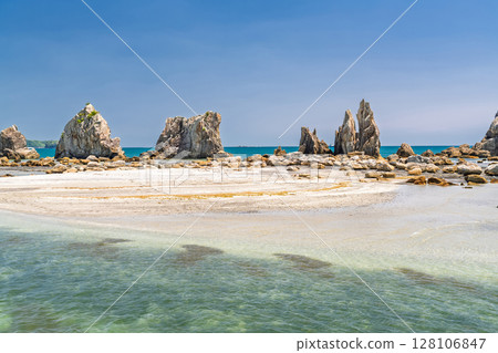 《Wakayama Prefecture》 Hashiguiiwa Rocks / Nanki scenic spots 《Wakayama Prefecture》 Hashiguiiwa Rocks / Nanki scenic spots 128106847