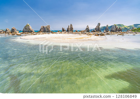 《Wakayama Prefecture》 Hashiguiiwa Rocks / Nanki scenic spots 128106849
