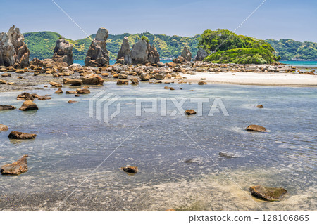《Wakayama Prefecture》 Hashiguiiwa Rocks / Nanki scenic spots 128106865