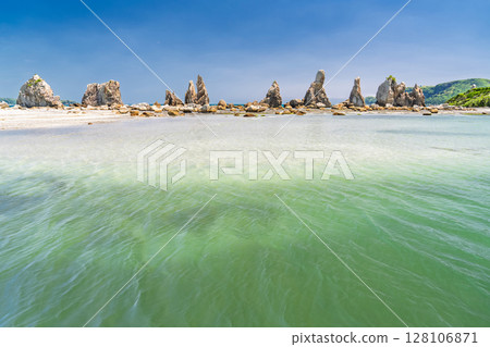 《Wakayama Prefecture》 Hashiguiiwa Rocks / Nanki scenic spots 128106871