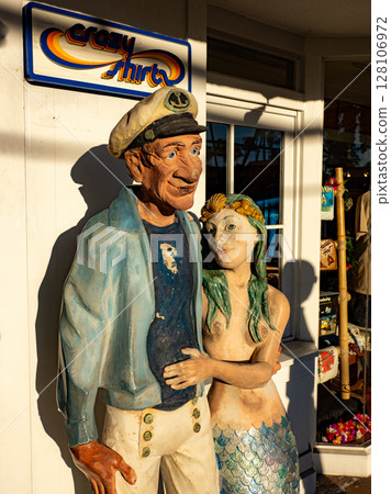 夏威夷大島旅遊景點的木製雕像 128106972