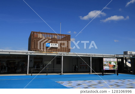 東海道本線石山站：從步行甲板看到的車站大樓 128106996