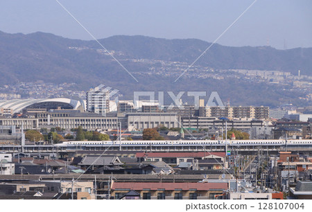 山陽新幹線希望號列車穿過西宮市的一片住宅區。 山陽新幹線希望號列車穿過西宮市的一片住宅區。 128107004