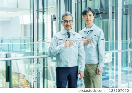 兩名工人站在辦公大樓裡，雙手抱胸。照片由 Sky Perfect Tokyo Media Center 提供。 128107060