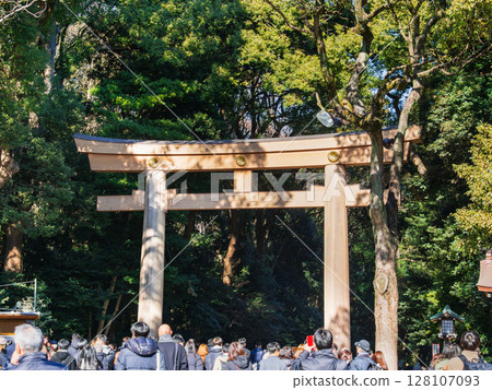 新年第一天的明治神宮 *部分區域模糊 新年第一天的明治神宮 *部分區域模糊 128107093