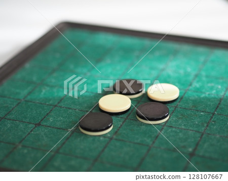 Othello board 128107667