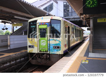 關西本線加茂站的KIHA120 128107779