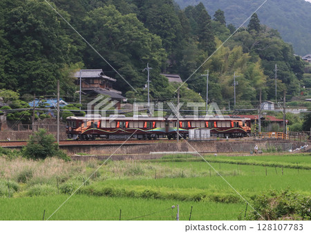 妙見口站附近運行的鼻電7200系列列車 妙見口站附近運行的鼻電7200系列列車 128107783