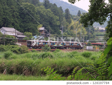 行駛在妙見口站附近鄉村的能電7200系列列車 128107784