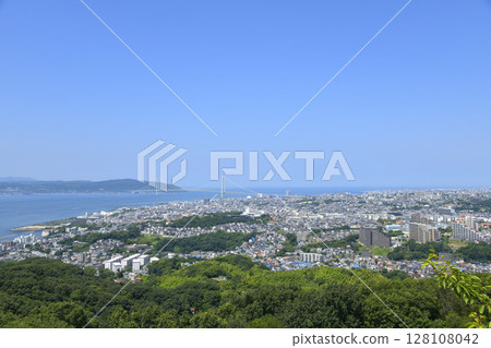 從須磨浦山上游樂園眺望明石海峽大橋和垂水 從須磨浦山上游樂園眺望明石海峽大橋和垂水 128108042