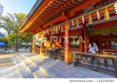 Fukuoka, Japan - Dec 27, 2022 : Beautiful view of the Sumiyoshi shrine with blue sky in Fukuoka, Japan on Dec 27, 2022. 128108084