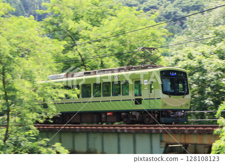 八瀨比叡山口站附近運行的英電710系列車 128108123