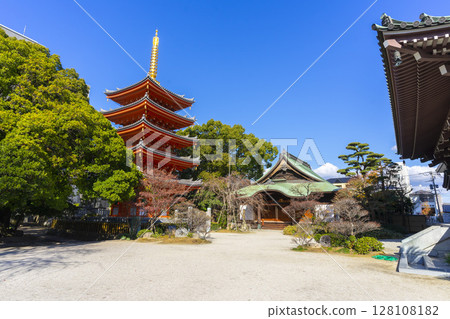 Fukuoka, Japan - Dec 27, 2022 : Beautiful view of Tochoji Temple or Nangakuzan with blue sky in Fukuoka, Japan on Dec 27, 2022. Fukuoka, Japan - Dec 27, 2022 : Beautiful view of Tochoji Temple or Nangakuzan with blue sky in Fukuoka, Japan on Dec 27, 2022. 128108182