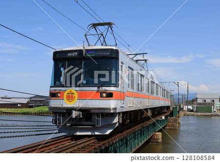 北陸鐵道淺野川線03系列車穿越小野川橋 北陸鐵道淺野川線03系列車穿越小野川橋 128108584