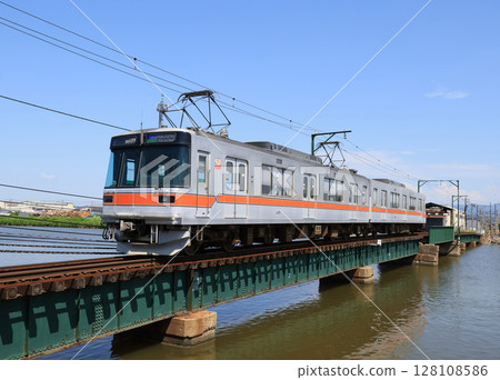 北陸鐵道淺野川線03系列車穿越鐵路橋 128108586